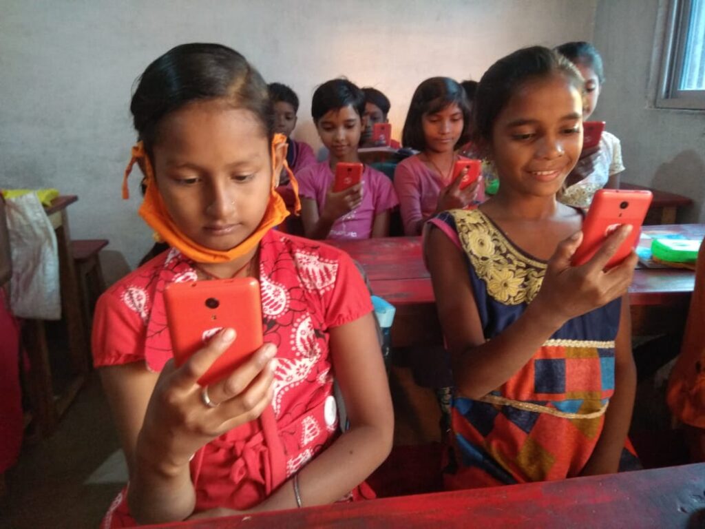 新型コロナウイルス感染拡大の中、学校に行けなくなった貧困層の子どもたちにSUNBLAZE Phoneによりオンライン学習を提供。
